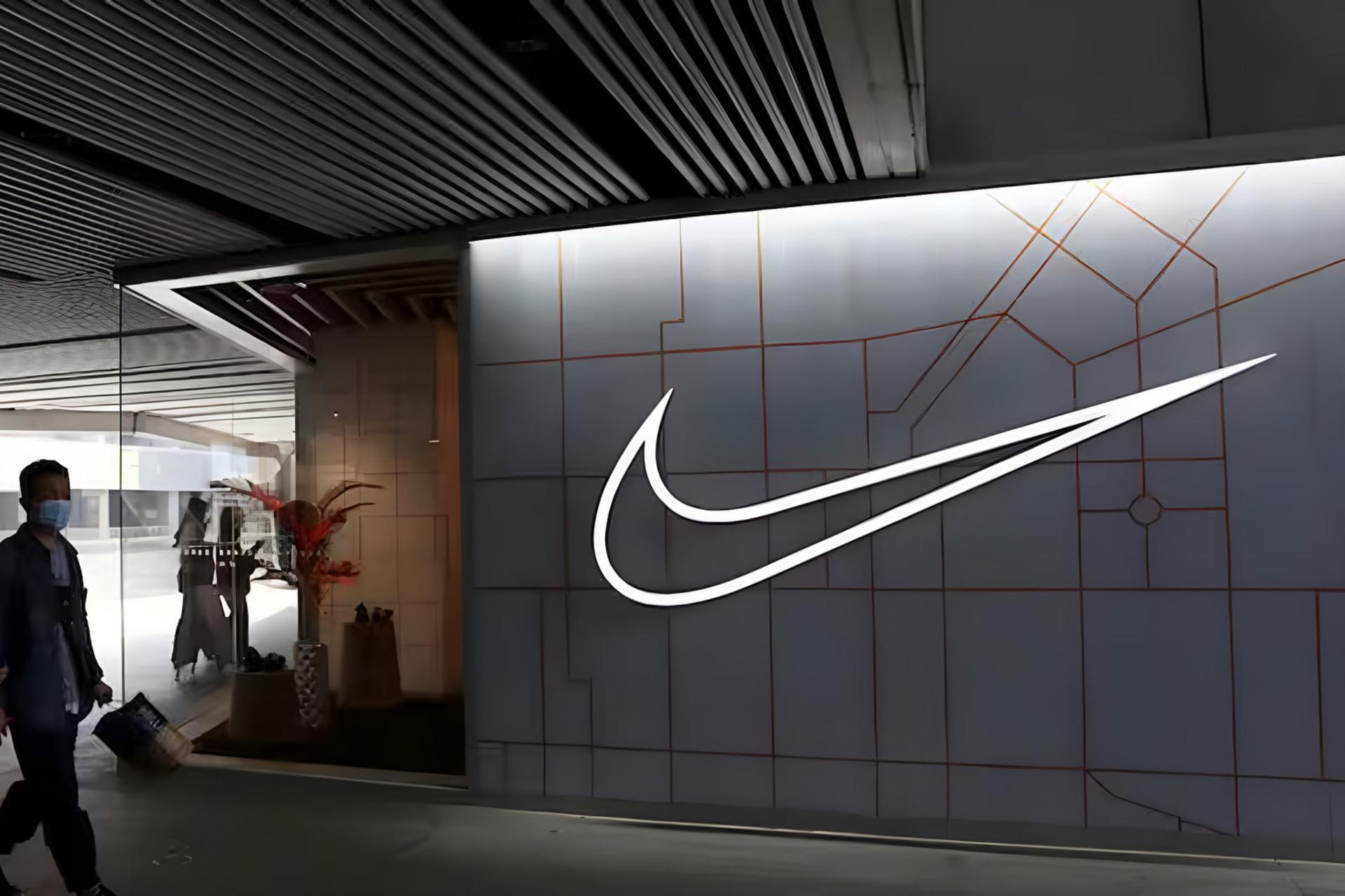 لوگوی سفید نایکی (Nike) روی دیوار نقشه در نمای فروشگاه