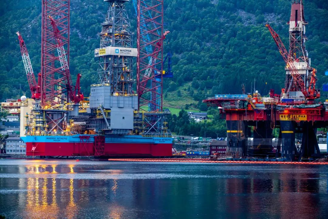 دکل حفاری ماسک اینترپید (Maersk Intrepid) و سکوی نفتی در آب