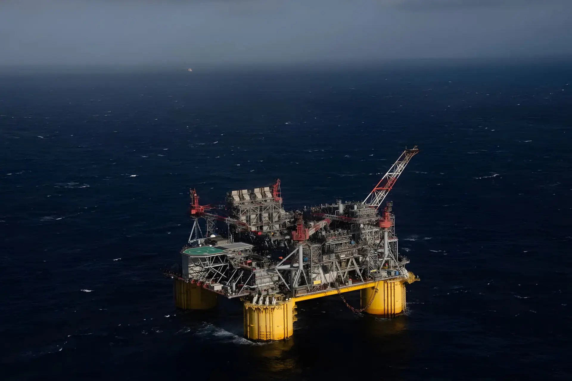 دکل استخراج نفت (Oil Rig) در میان امواج دریا