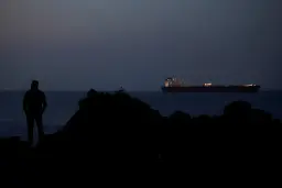 کشتی نفت در نزدیکی سواحل قشم در هنگام غروب