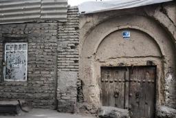 دیوار آجری و در چوبی قدیمی در یک ساختمان فرسوده