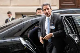 وزیر انرژی عمان (Minister of Energy of Oman) در حال خروج از خودروی مشکی
