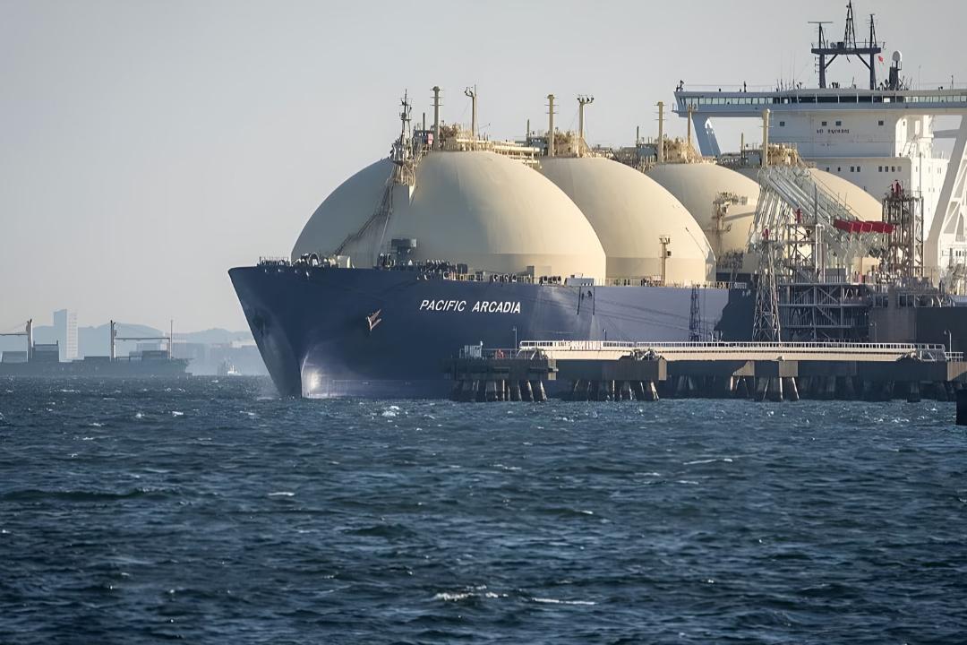 کشتی حمل گاز طبیعی مایع (LNG) با نام Pacific Arcadia (Pacific Arcadia) در اسکله