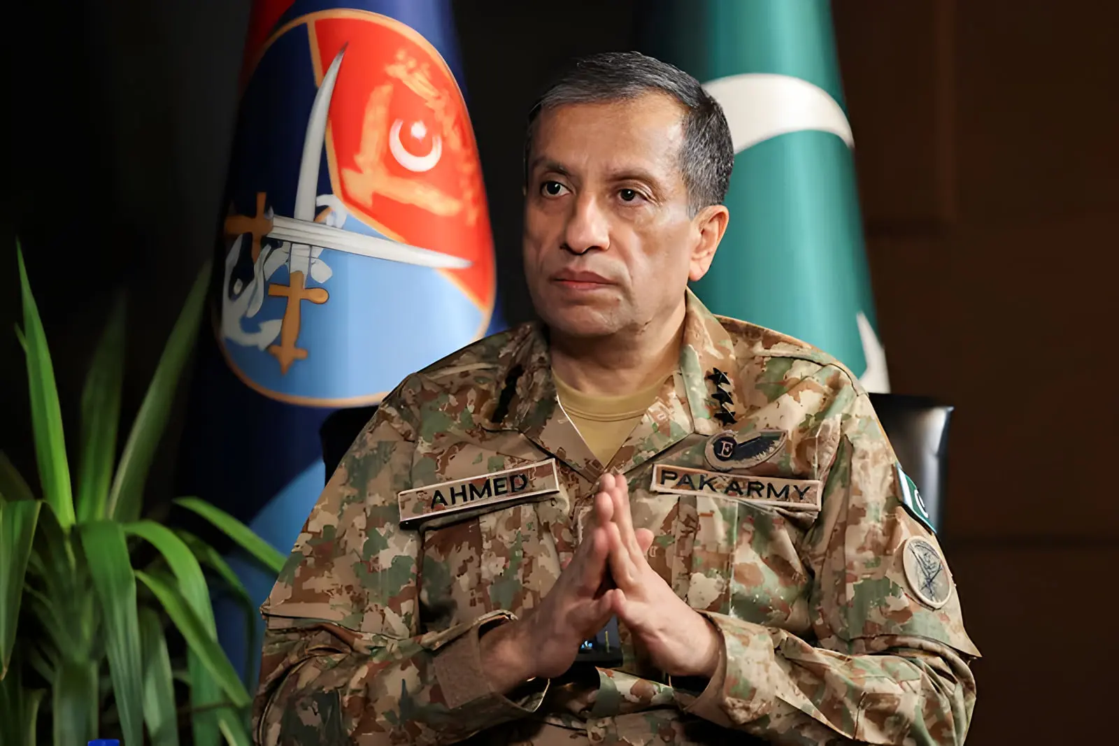 افسر ارتش پاکستان (Pak Army) با لباس نظامی در نشست رسمی