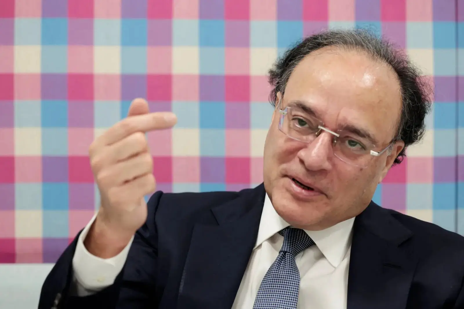 مسئول حوزه انرژی در حال صحبت درباره وضعیت برق پاکستان
