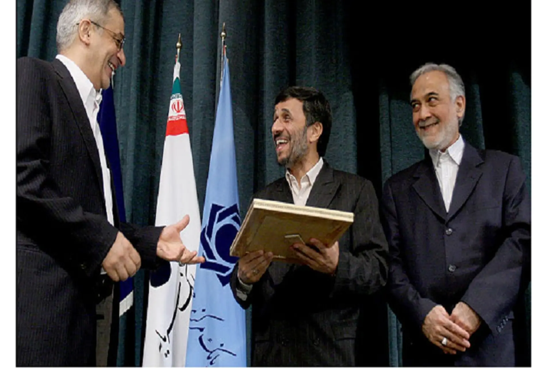 طهماسب مظاهری در روز تودیع خود در حال خوش و بش با احمدی نژاد. پرویز داودی نظاره گر است