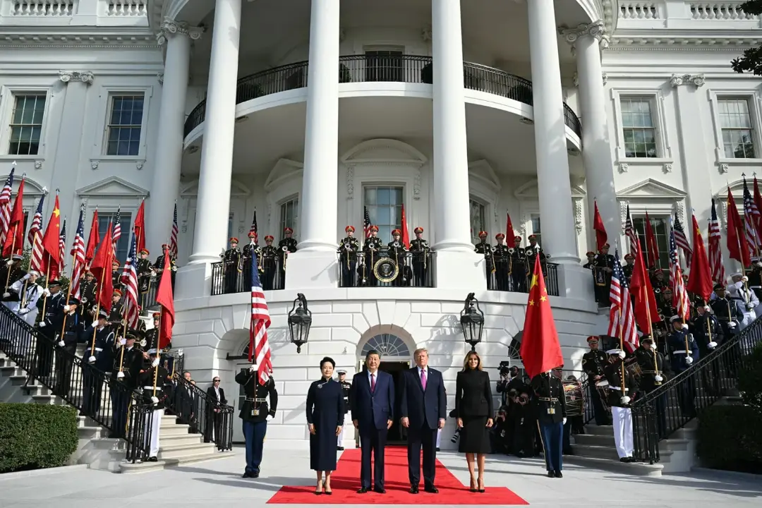شی جین‌پینگ (Xi Jinping) و دونالد ترامپ (Donald Trump) در مقابل کاخ سفید ایستاده‌اند