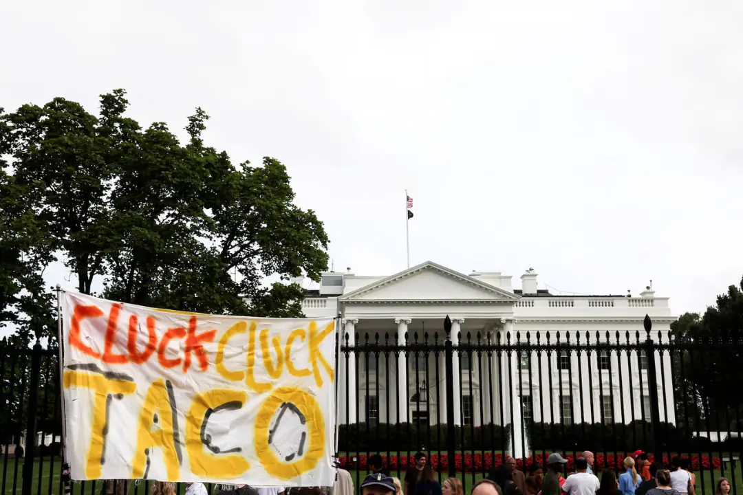 پلاکارد اعتراض با نوشته تاکو (Taco) در مقابل کاخ سفید (White House)