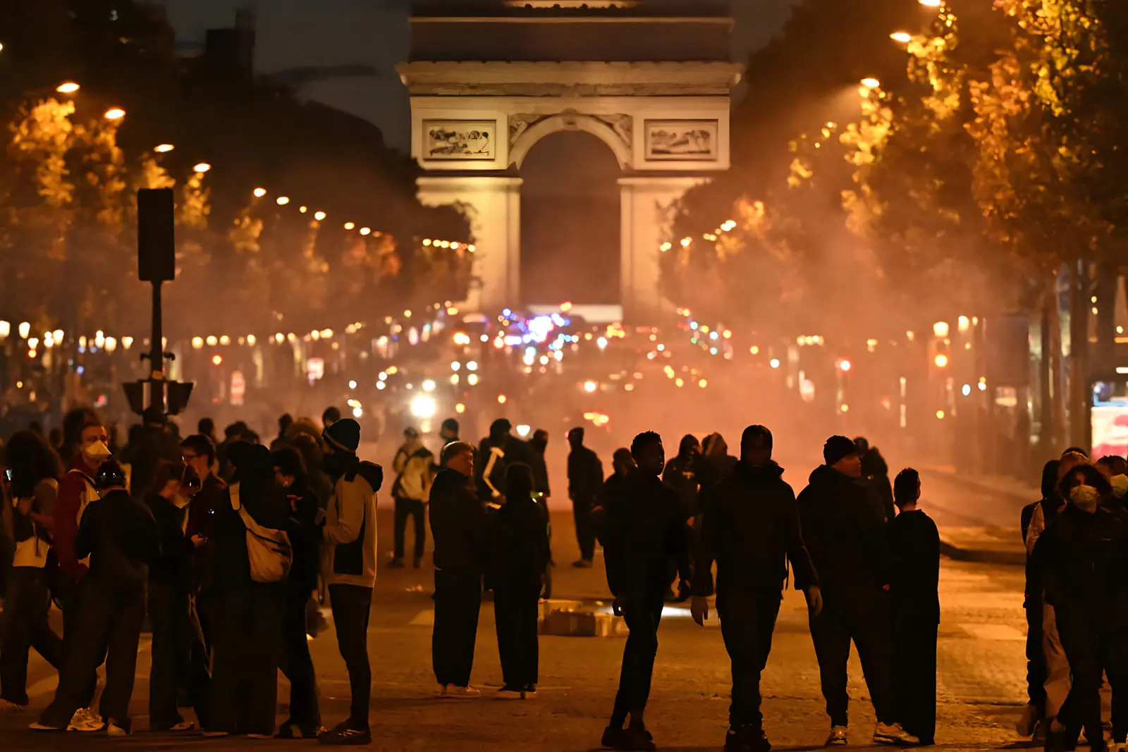 جمعیت معترض در خیابان‌های پاریس در مقابل طاق پیروزی (Arc de Triomphe)