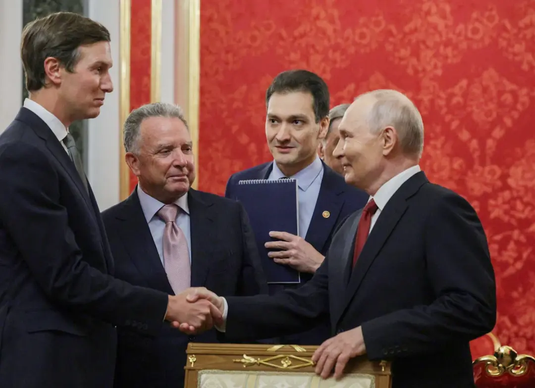 دست دادن ولادیمیر پوتین (Vladimir Putin) با نماینده تیم ترامپ در نشست دیپلماتیک