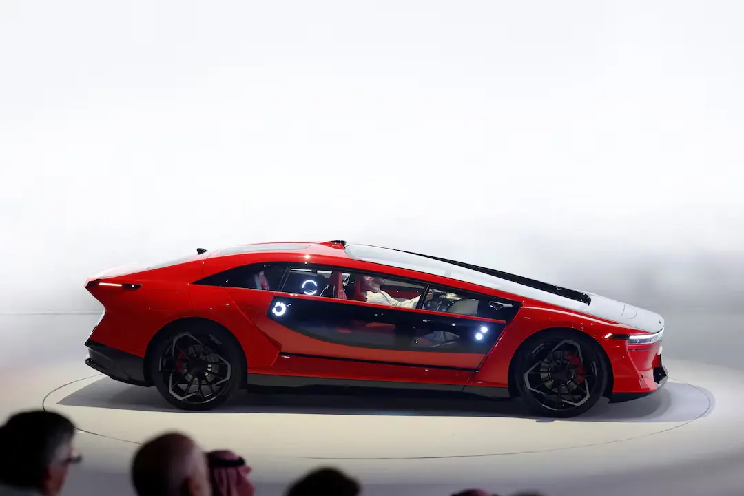 خودروی مفهومی (Concept Car) قرمز رنگ با طراحی مدرن و بدنه کشیده