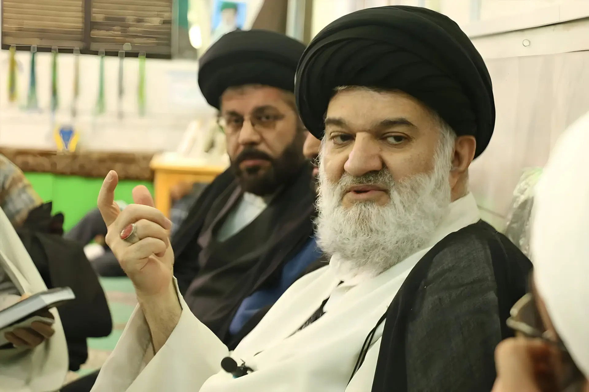 روحانی با عمامه سیاه در یک نشست مذهبی و گفتگوی گروهی