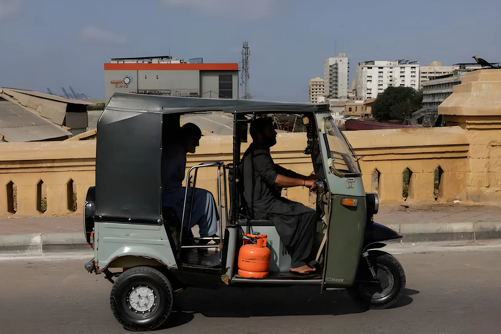 خودرو سه چرخ (Rickshaw) حامل کپسول گاز LPG در خیابان‌های پاکستان