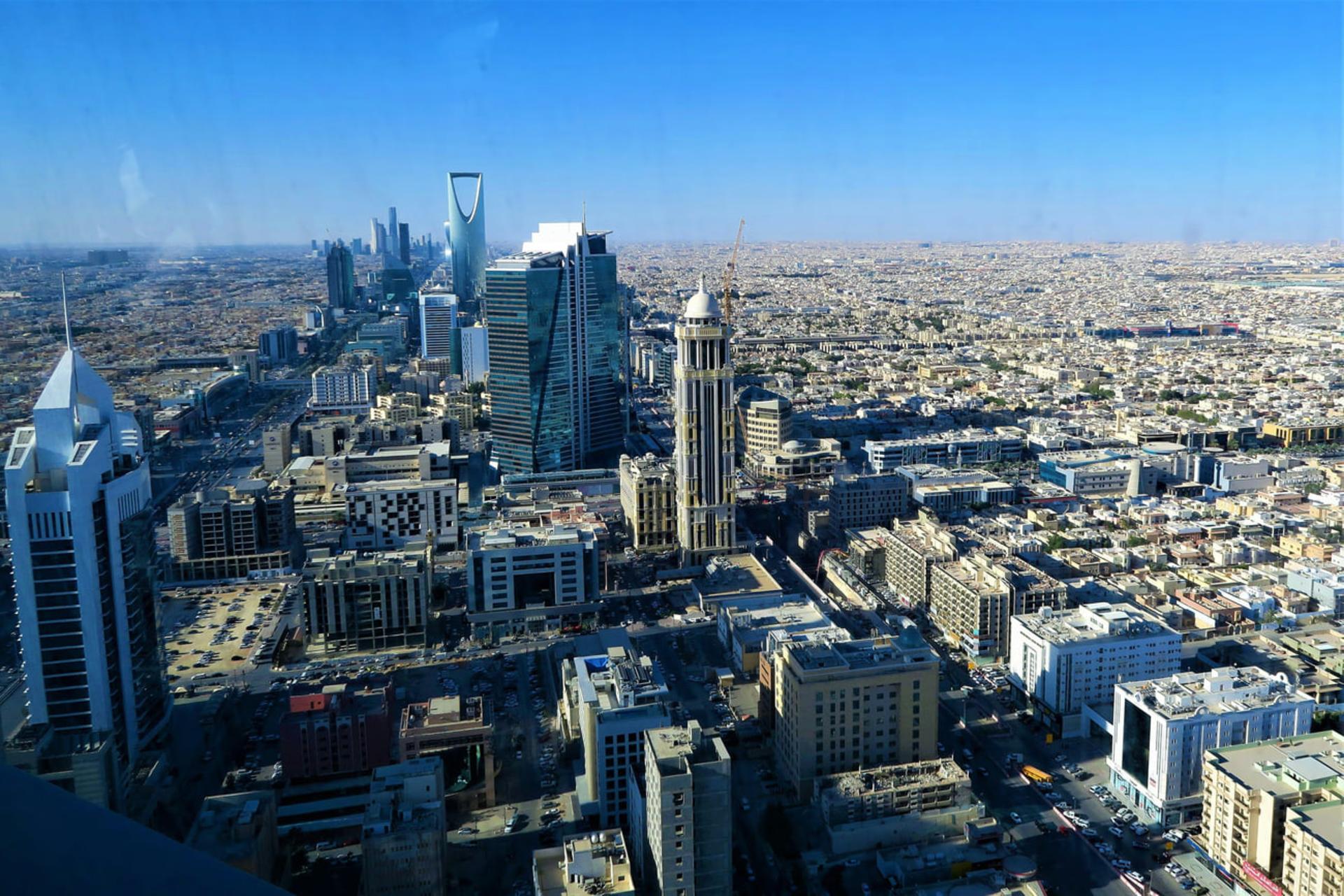 خط افق شهر ریاض (Riyadh) با آسمان‌خراش‌های بلند و بافت شهری