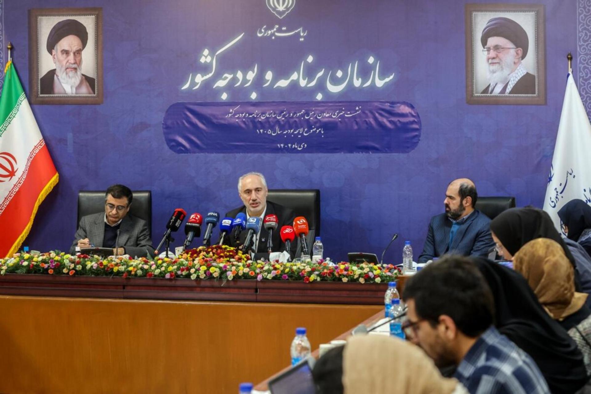 رئیس سازمان برنامه و بودجه و دو معاون اصلی او در حال توضیح بودجه برای خبرنگاران