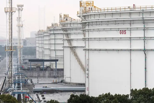 مخازن ذخیره نفت در یک تأسیسات شرکت چین پترولیوم اند کِمیکال کورپوریشن