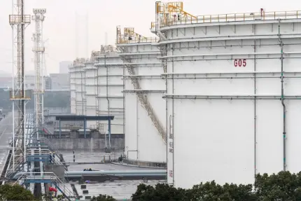 مخازن ذخیره نفت در یک تأسیسات شرکت چین پترولیوم اند کِمیکال کورپوریشن