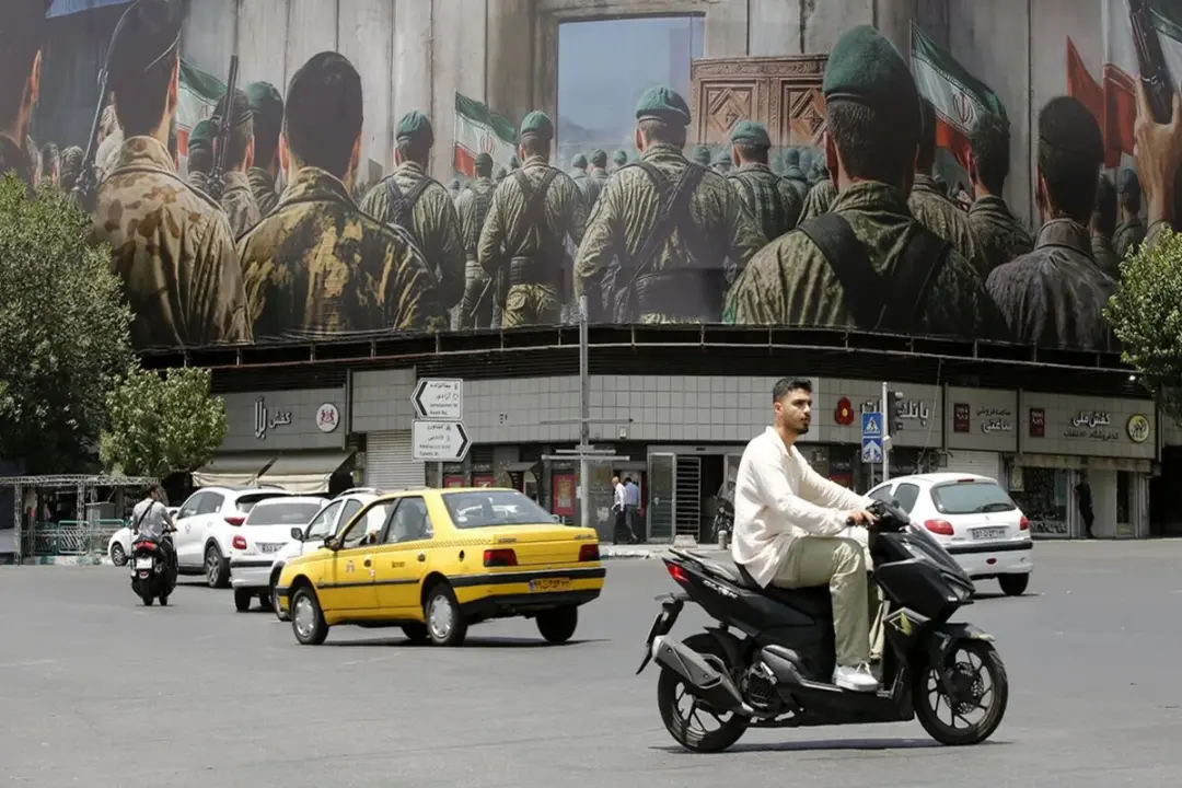دیوار نگاره میدان انقلاب در جریان جنگ با آمریکا