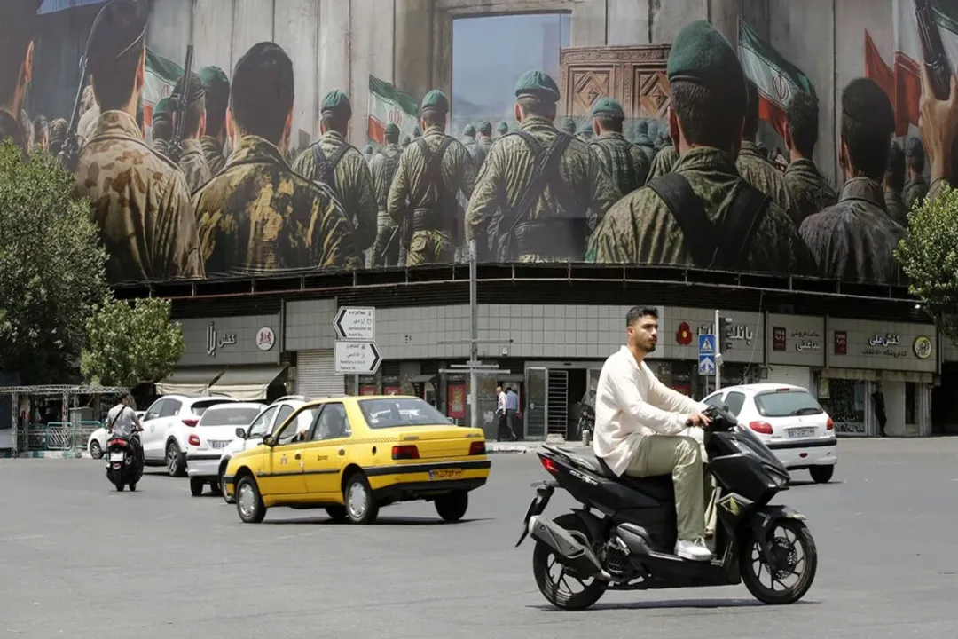 دیوار نگاره میدان انقلاب در جریان جنگ با آمریکا