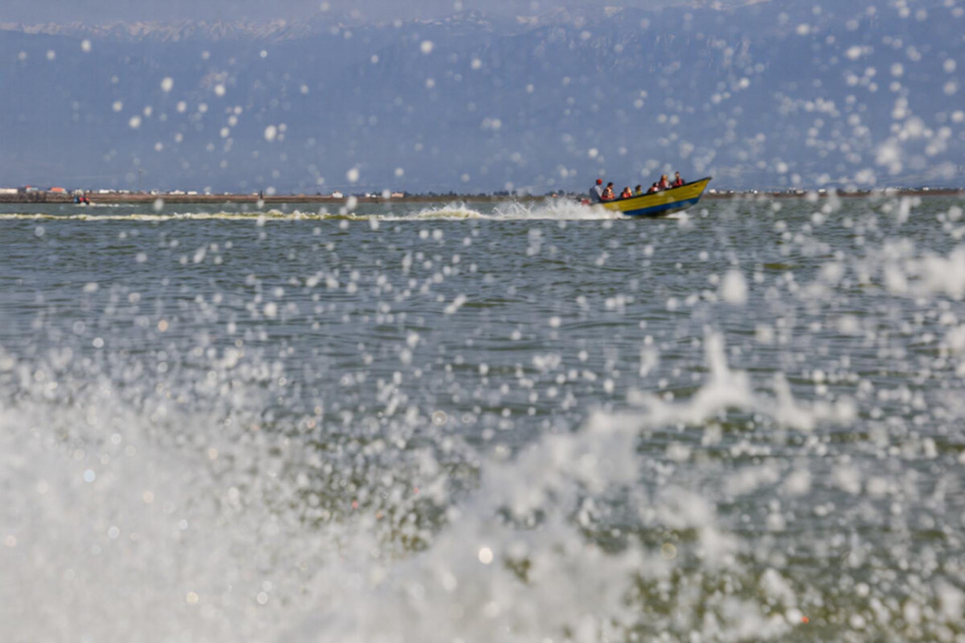 قایق تندرو در آب‌های مواج دریای خزر؛ شرایط ناپایدار جوی و افزایش ارتفاع موج در سواحل شمال ایران