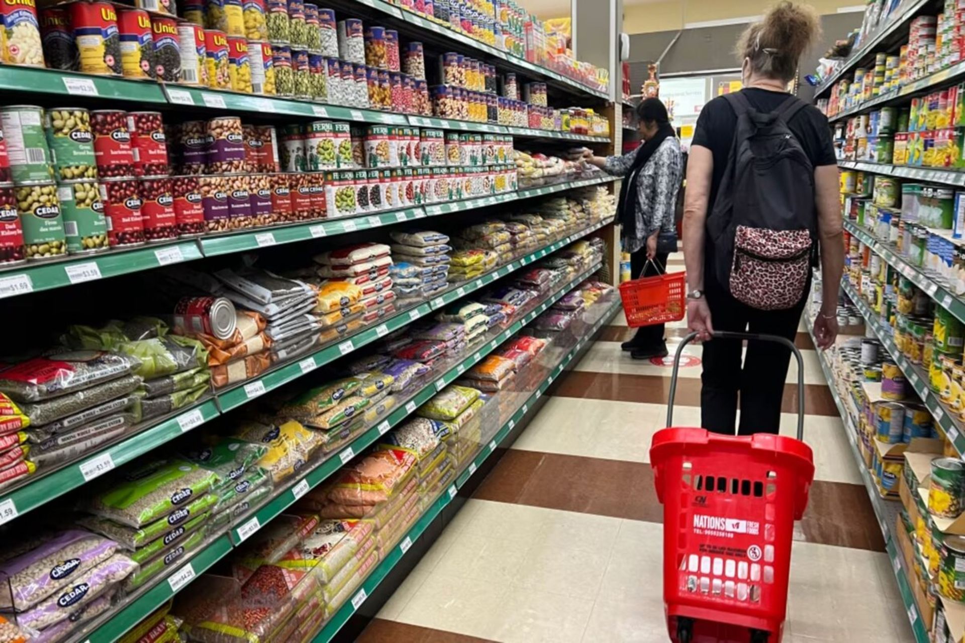 یک شهروند کانادایی در حال خرید از فروشگاه در میانه جنگ تعرفه ای کانادا و امریکا