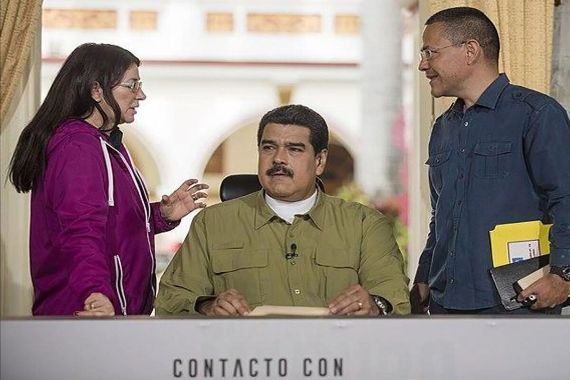 نیکلاس مادورو، رئیس‌جمهور ونزوئلا، در پشت سر او همسرش سیلیا فلورس در حال حرف زدن