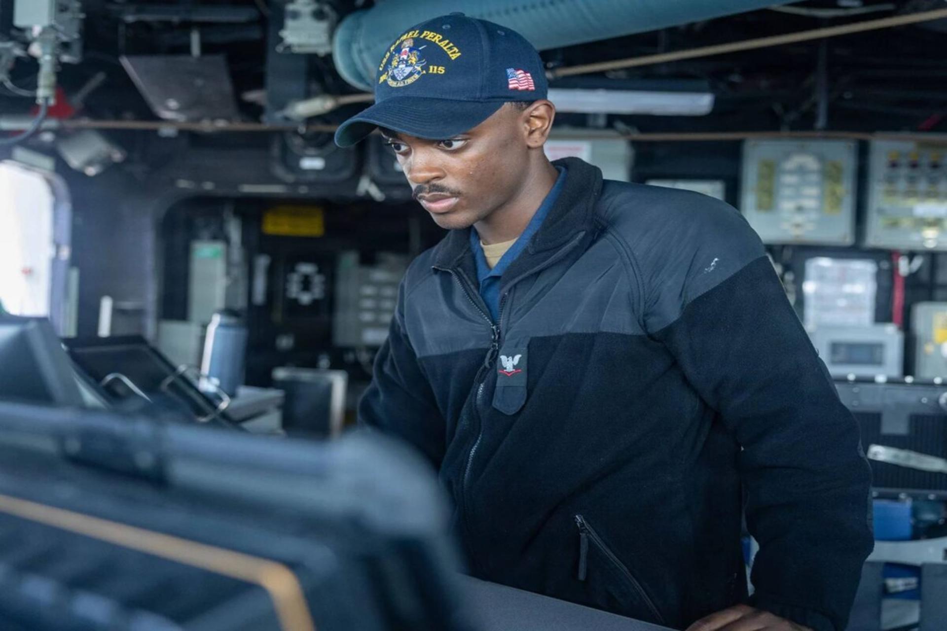  یک ملوان آمریکایی در پل فرماندهی ناو یواساس رافائل پرالتا در جریان محاصره دریایی علیه کشتی‌های ورودی یا خروجی از بنادر و مناطق ساحلی ایران