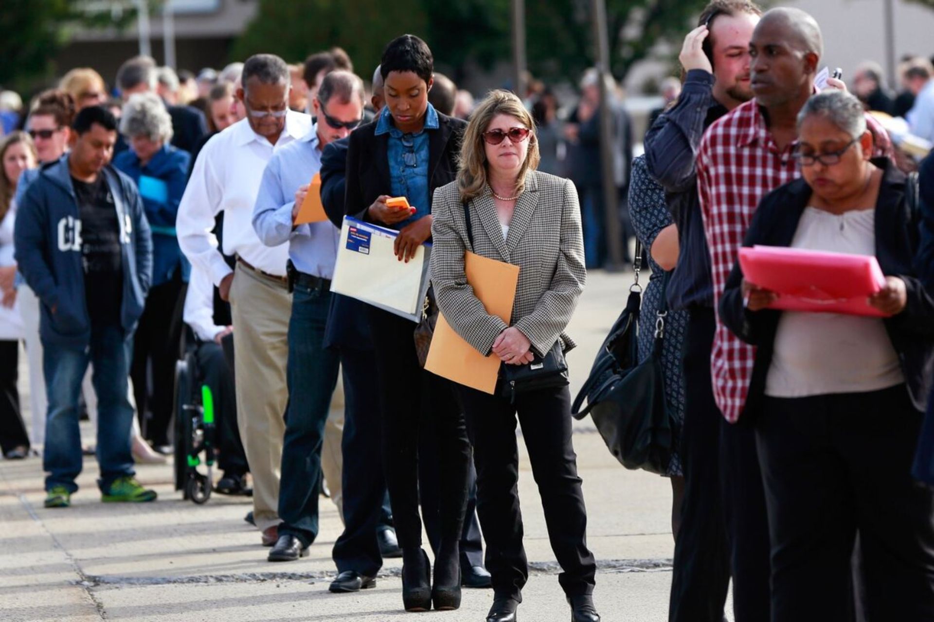 صف متقاضیان بیمه بیکاری در آمریکا