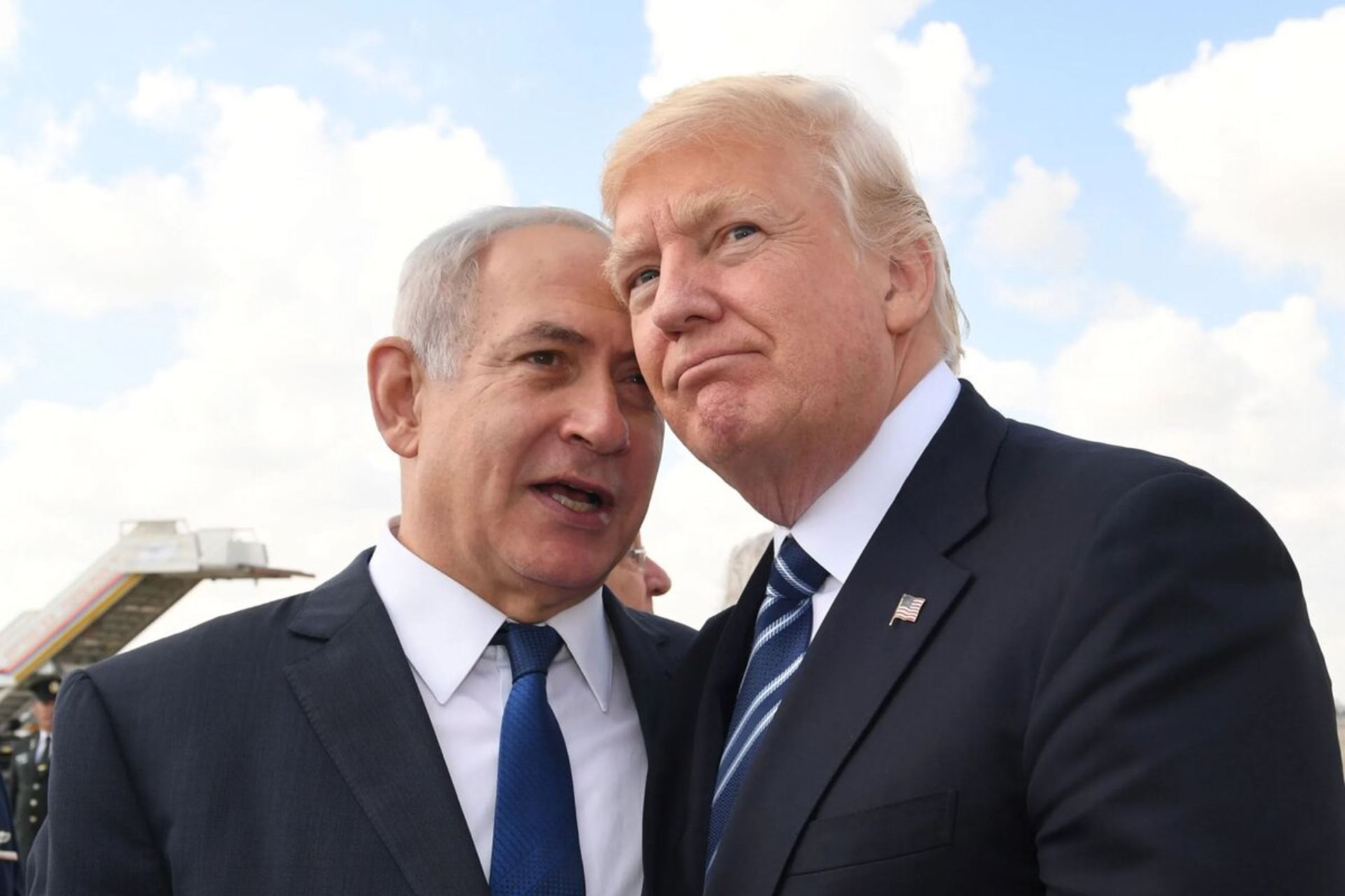 دونالد ترامپ و بنیامین نتانیاهو در حال گفت‌وگویی نزدیک و درگوشی