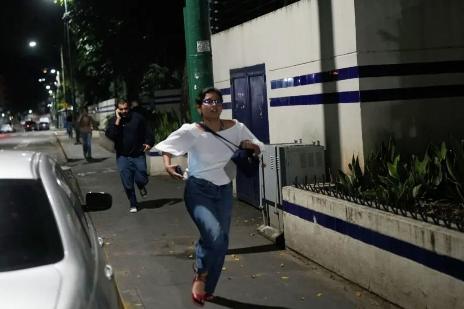 عابران پیاده پس از شنیده شدن انفجارها در کاراکاس، ونزوئلا، در تاریخ ۳ ژانویه ۲۰۲۶ می‌دوند