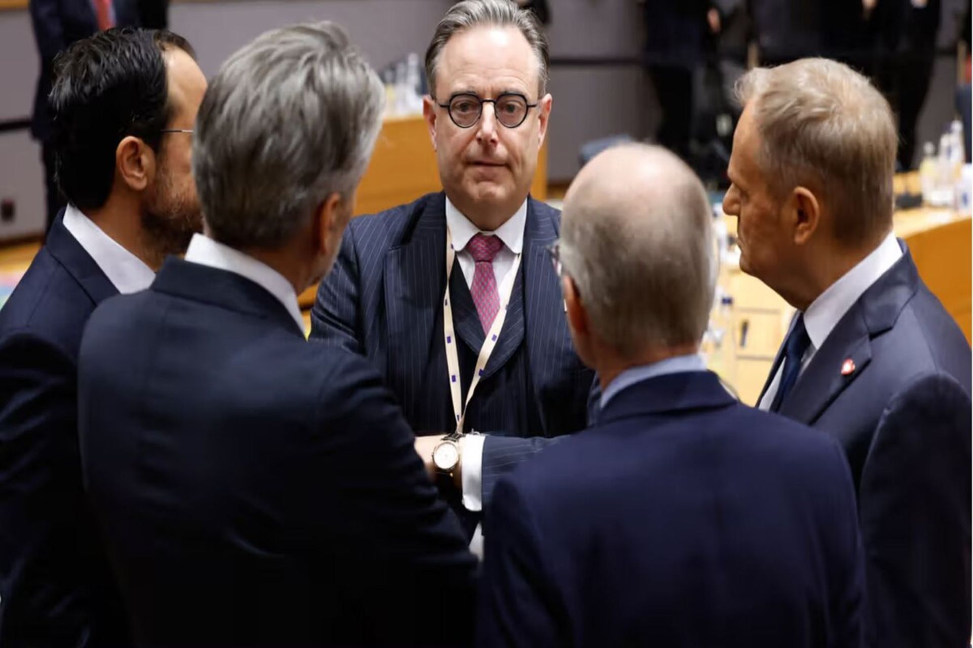 نخست‌وزیر بلژیک، بارت دِ وِوِر (در مرکز تصویر)، در جریان نشست میزگردی در اجلاس اتحادیه اروپا در بروکسل