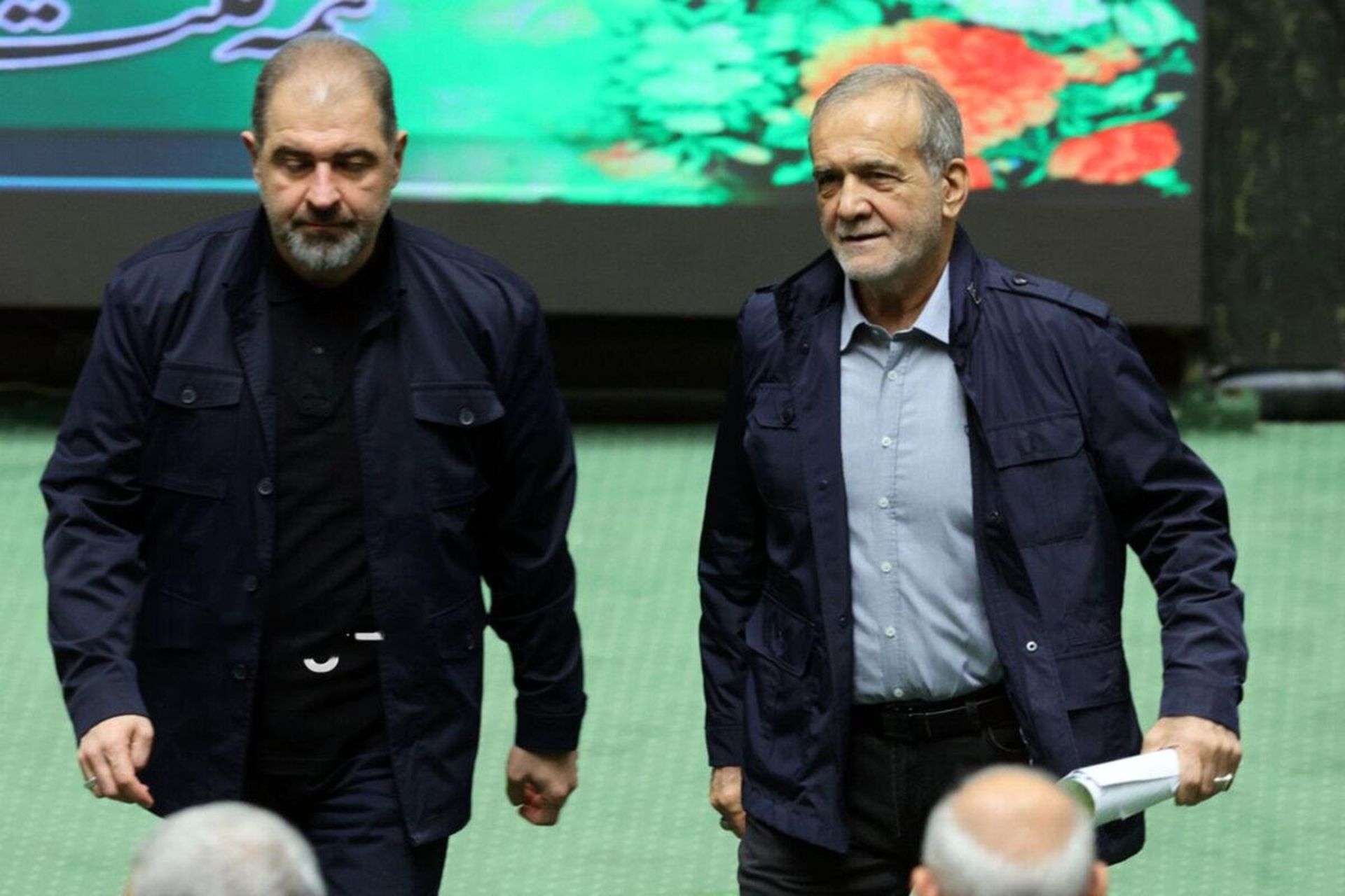 مسعود پزشکیان در صحن مجلس و در حال حرکت به سمت محل استقرار نمایندگان دولت