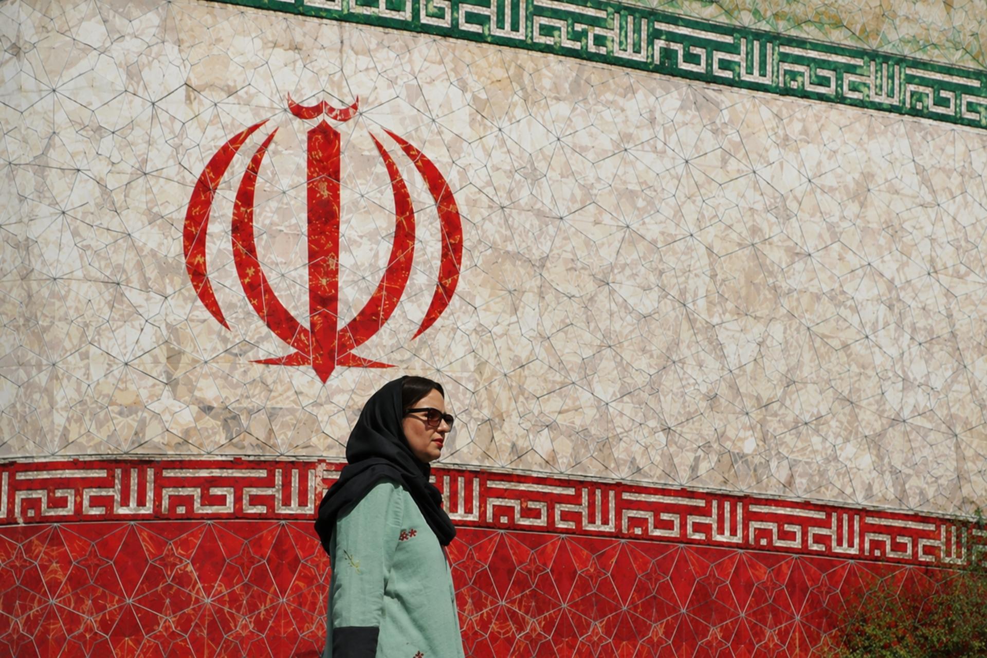 تصویر یک زن با پس زمینه پرچم جمهوری اسلامی