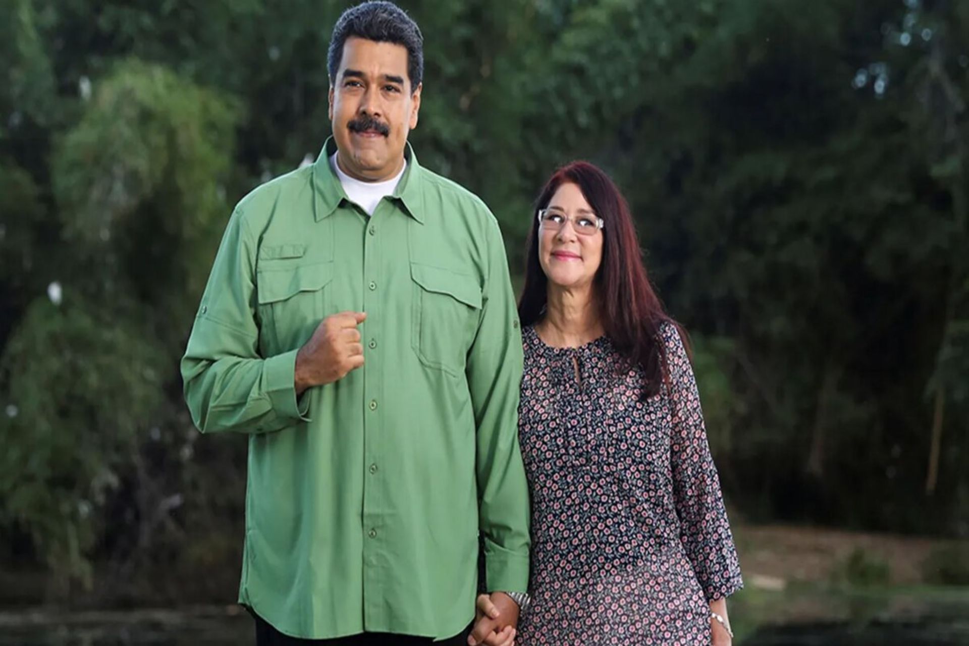 نیکولاس مادرو و همسرش در یک محوطه  سر سبز