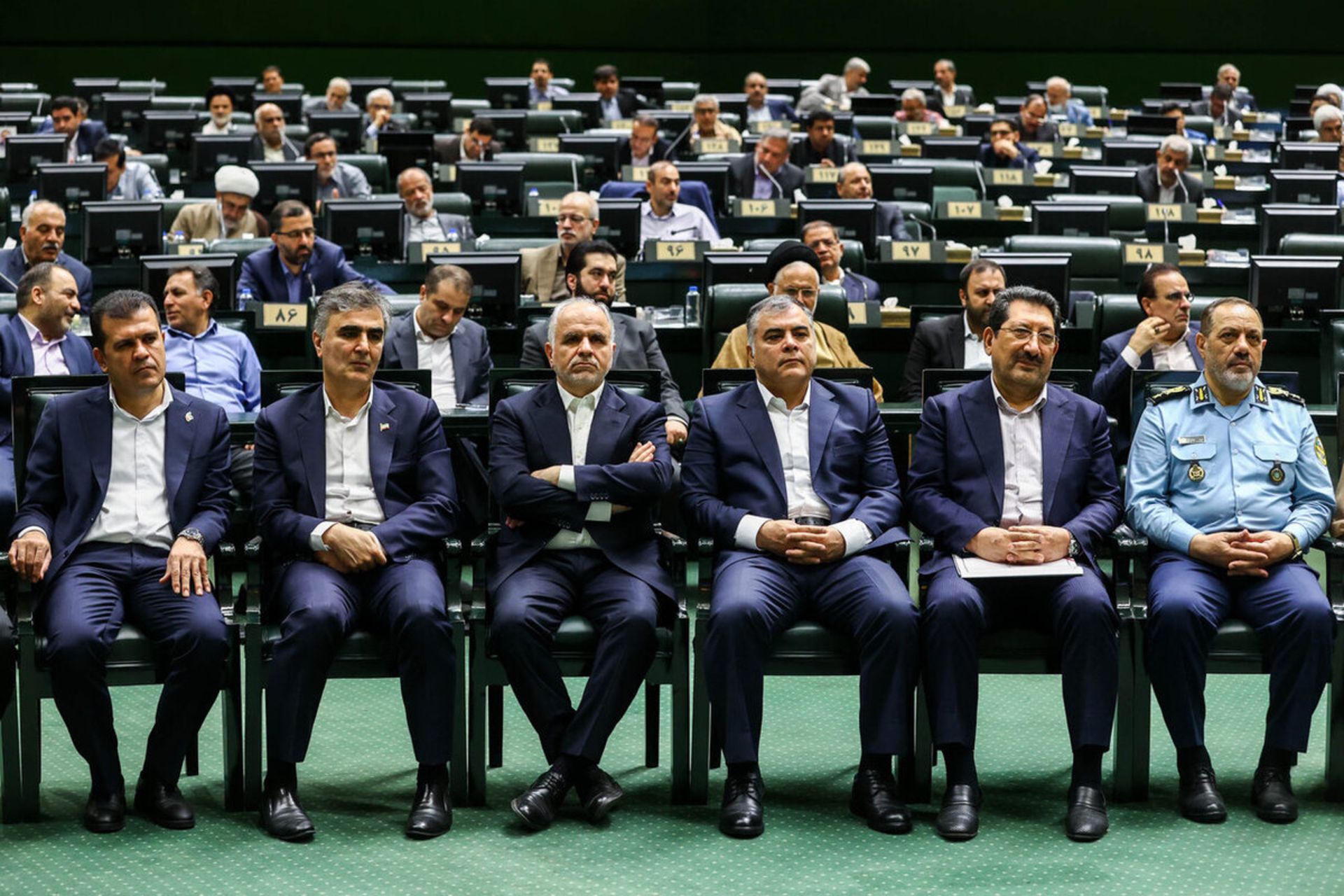 محمد رضا فرزین همراه با چند مقام دولتی دیگر در نشت دولت و مجلس