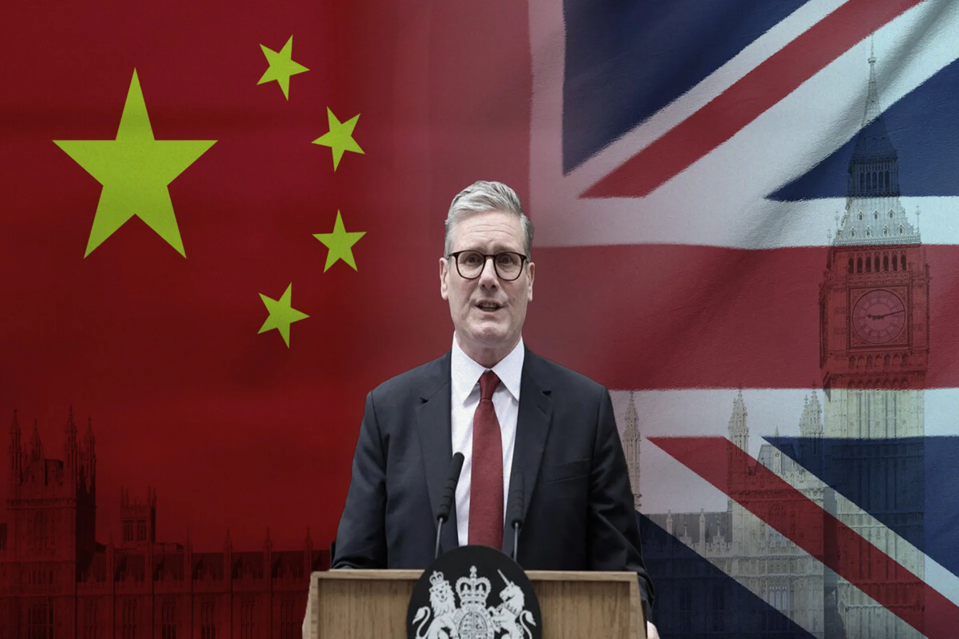 نخست وزیر انگلیس با پس زمینه پرچم کشورش و چین