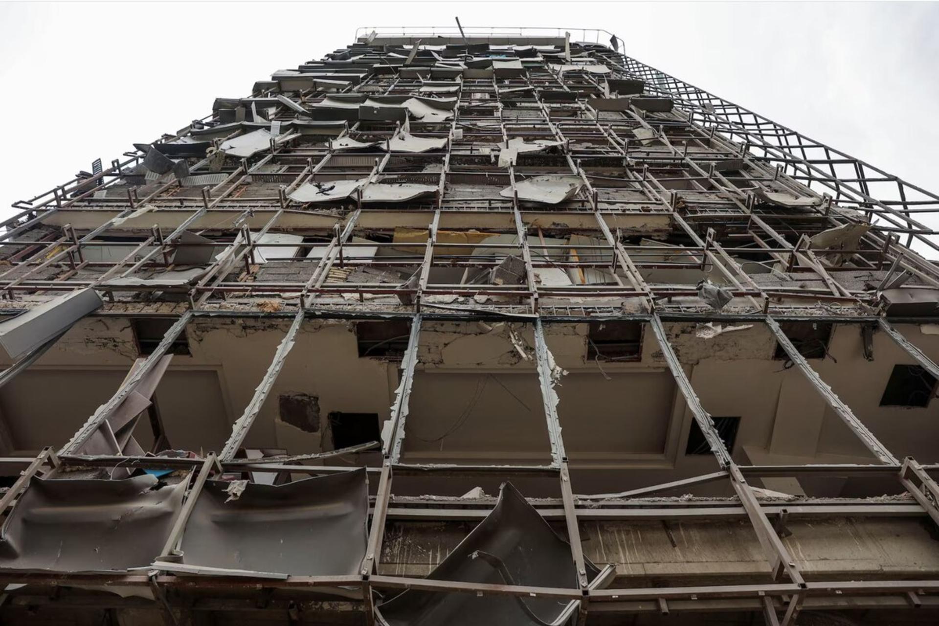 نمای یک ساختمان تخریب شده در جنگ از پایین