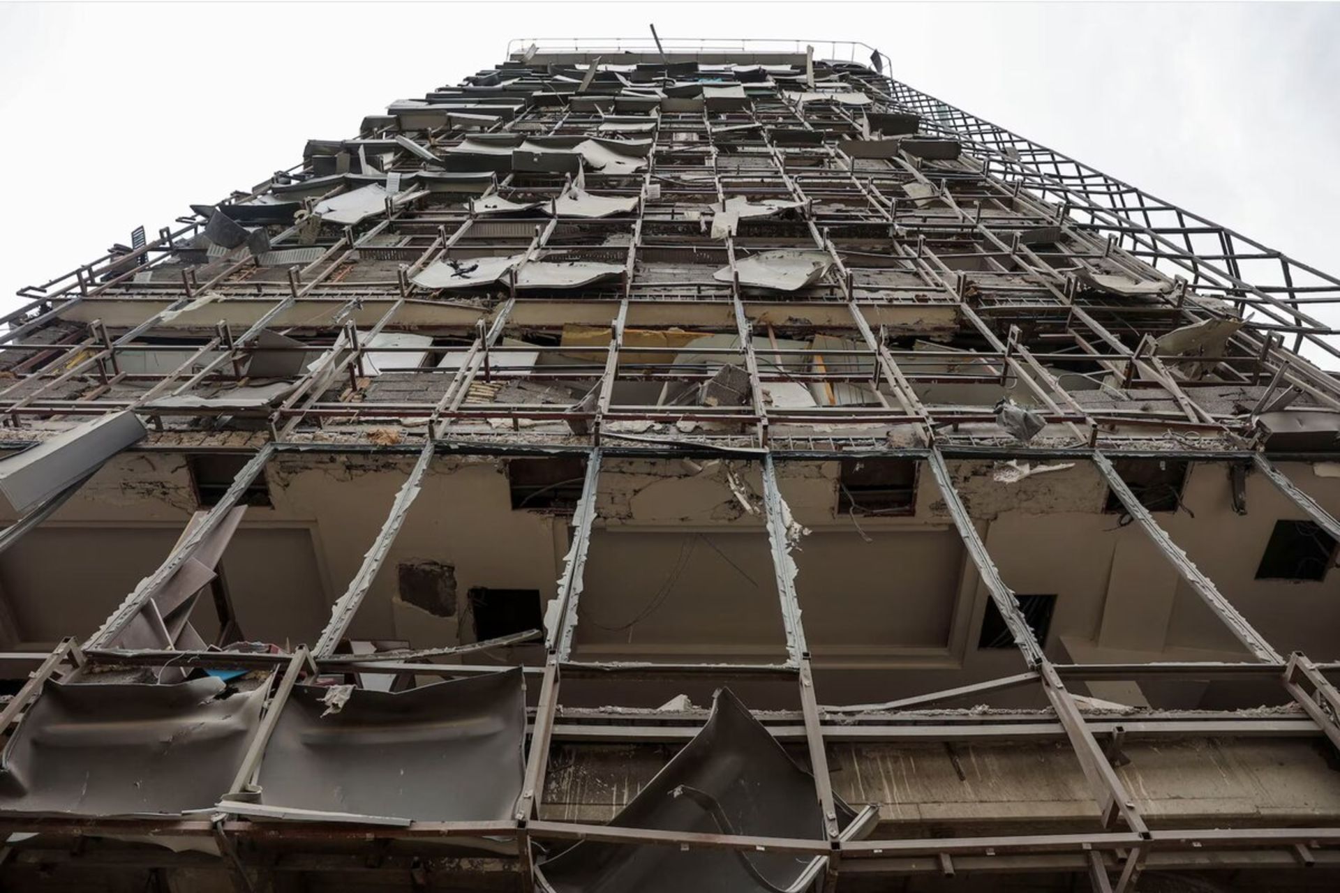 نمای یک ساختمان تخریب شده در جنگ از پایین