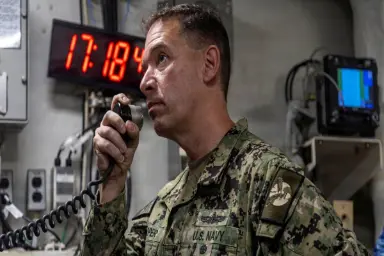 فرمانده سنتکام آمریکا، دریادار «برد کوپر»، ۷ فوریه ۲۰۲۶ (۱۸ بهمن ۱۴۰۴) در ناو هواپیمابر «یواس‌اس آبراهام لینکلن» در دریای عرب بیانیه‌ای ارائه می‌کند