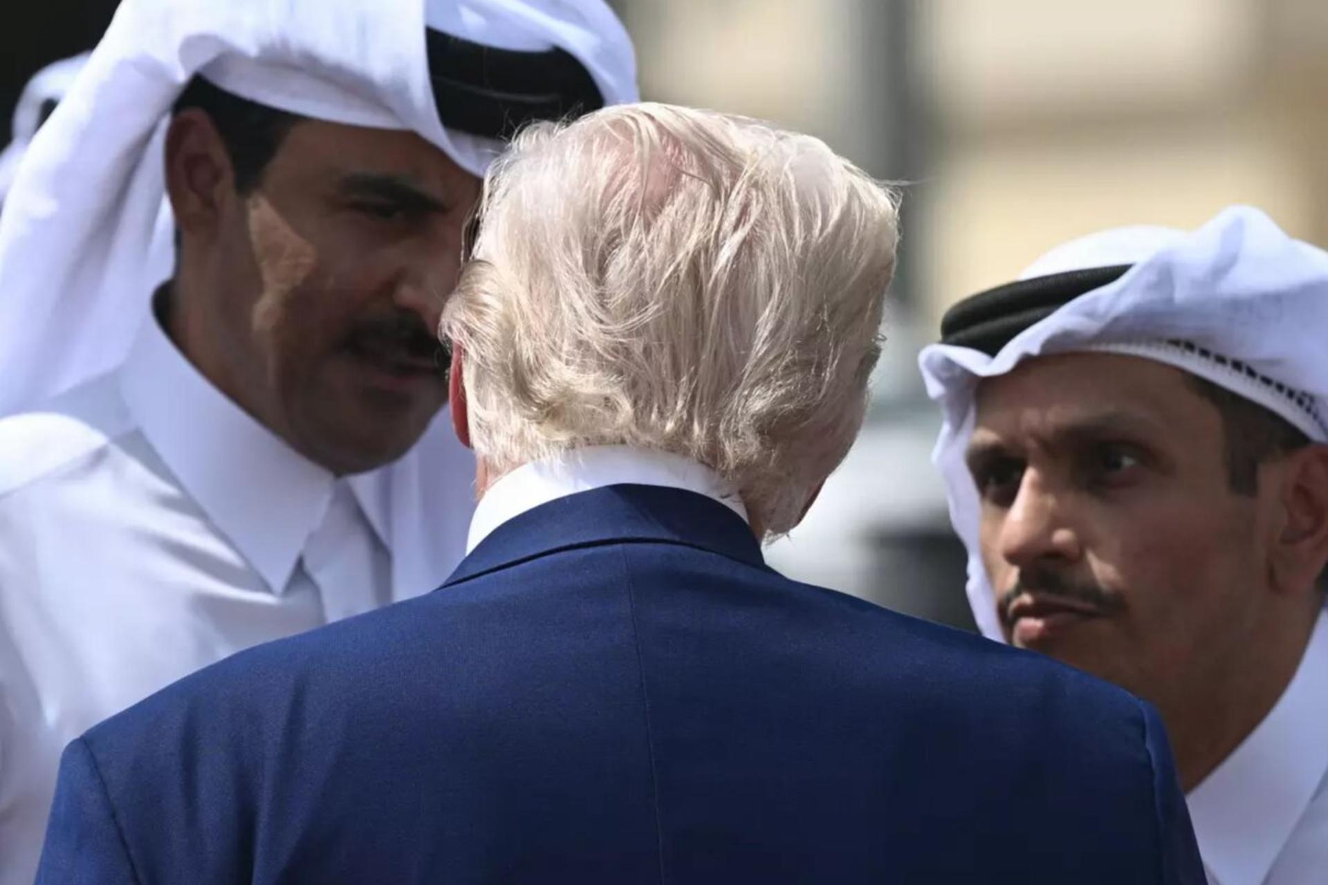 امیر قطر در حال گفت و گوی سرپایی با ترامپ