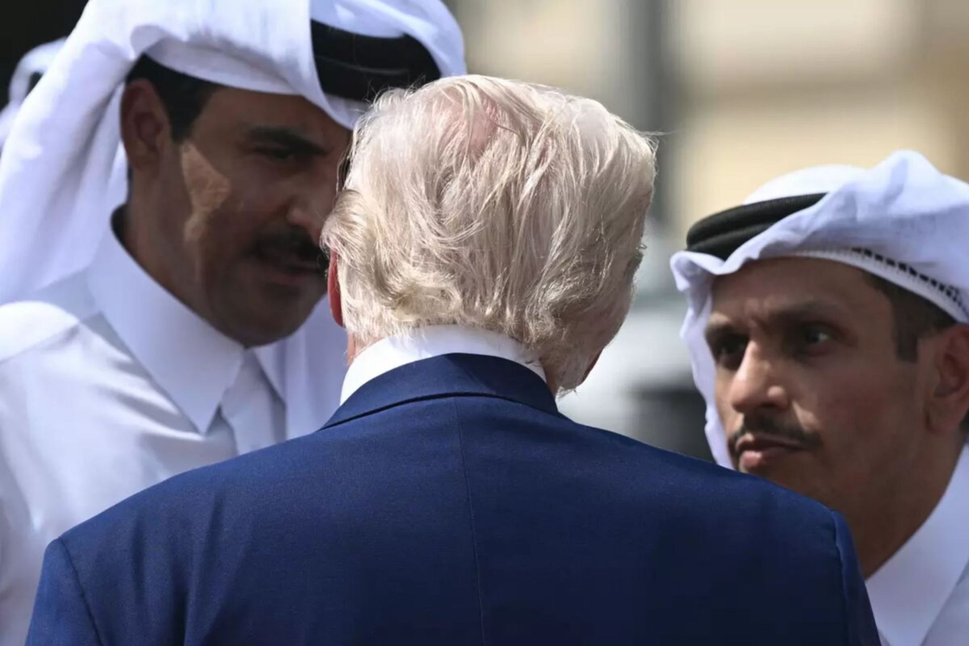 امیر قطر در حال گفت و گوی سرپایی با ترامپ