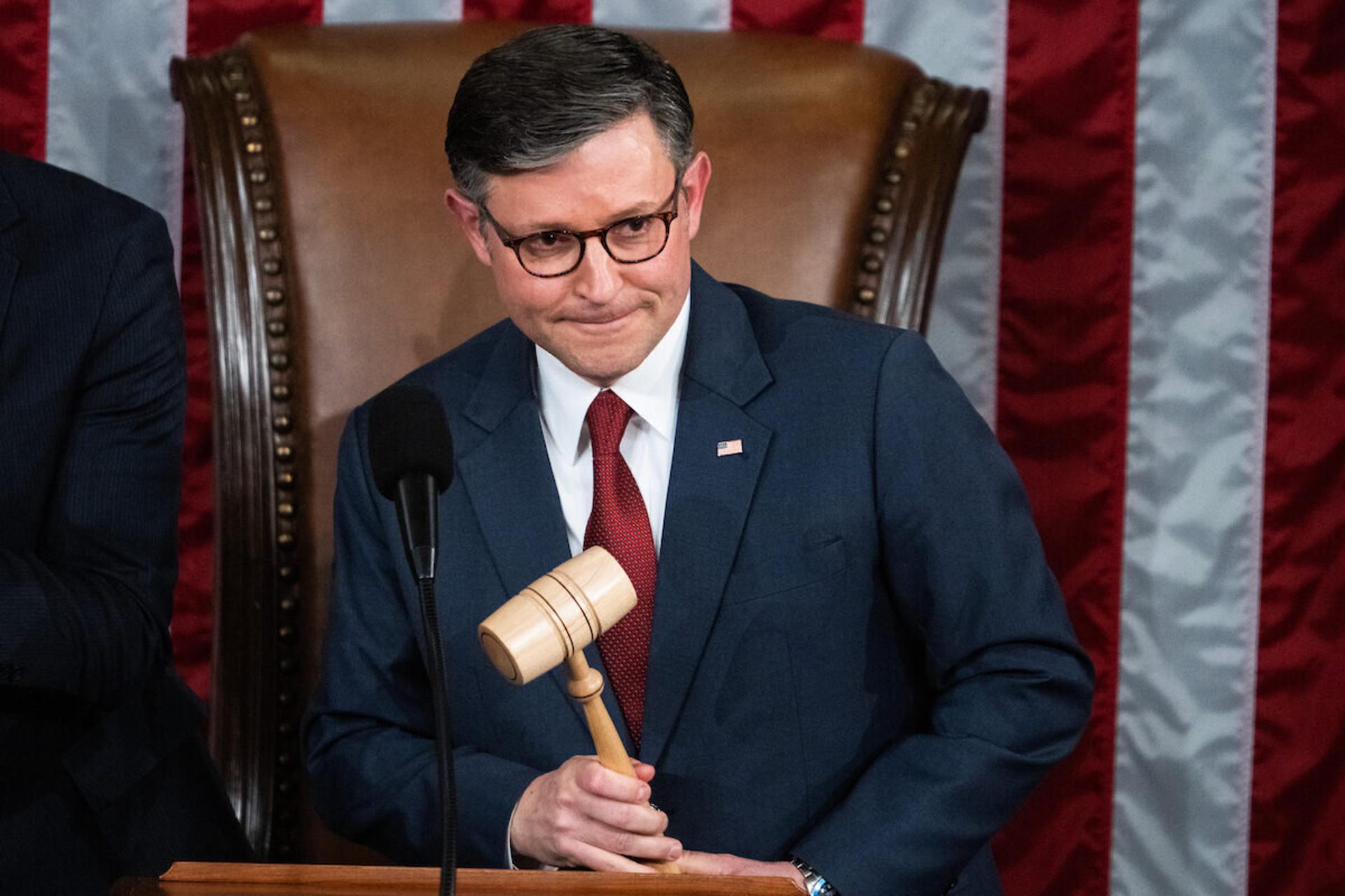 رئیس مجلس نمایندگان آمریکا با چکش ریاست، در حالی که نقش تعیین‌کننده‌ای در سرنوشت طرح ممنوعیت معاملات سهام دارد