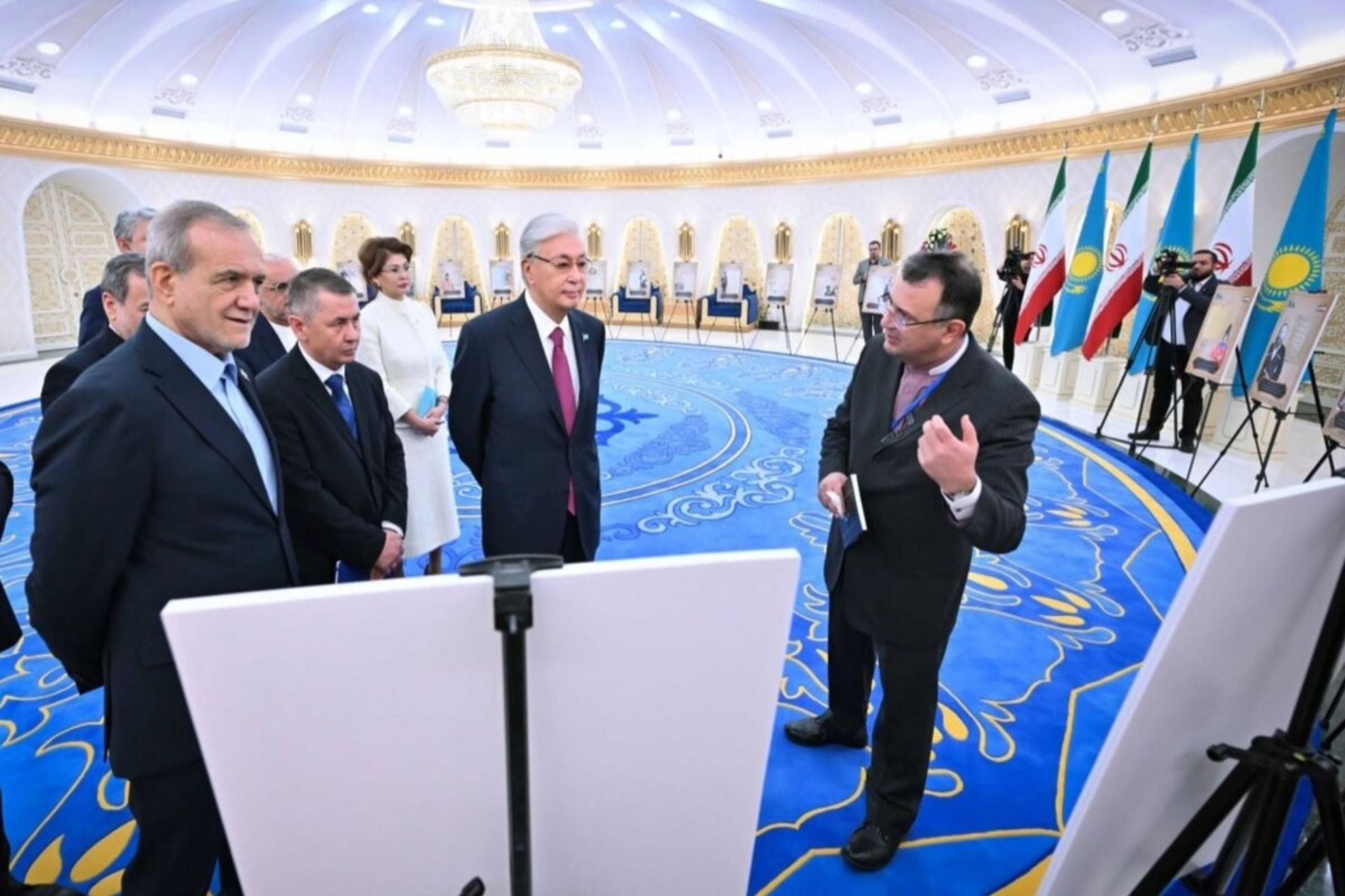 مسعود پزشکیان در کنار رئیس جمهور قراقستان در حال بازدید از یک تالار