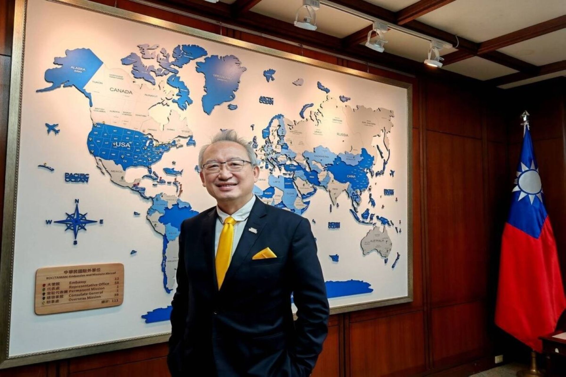 معاون وزیر امور خارجه تایوان، فرانسیس وو، در هنگام مصاحبه با روزنامه ژاپن تایمز در ماه مارس در تایپه عکس می‌گیرد.