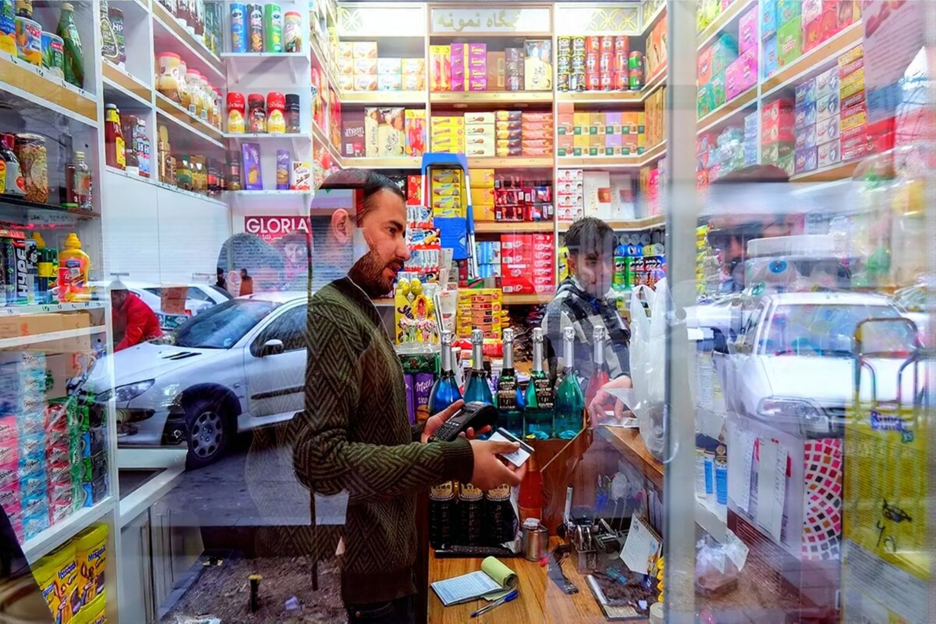 یک شهروند در حال خرید از مغازه عمده فروشی در بازار انبار نفت تهران