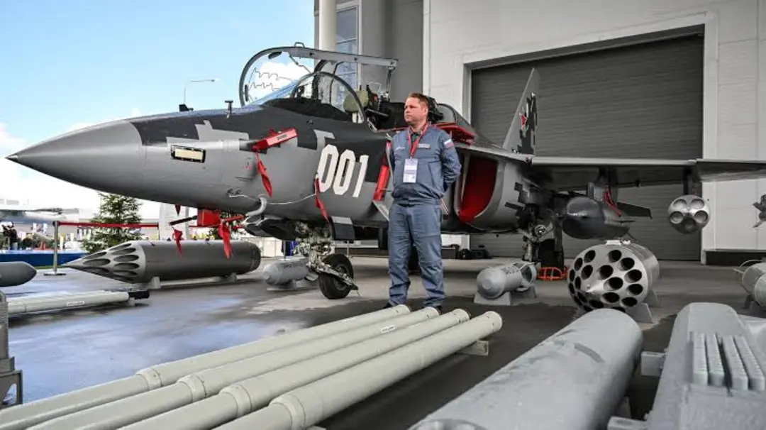 جنگنده سبک روسی (Yak-130) در کنار یک کارشناس نظامی در نمایشگاه هوایی