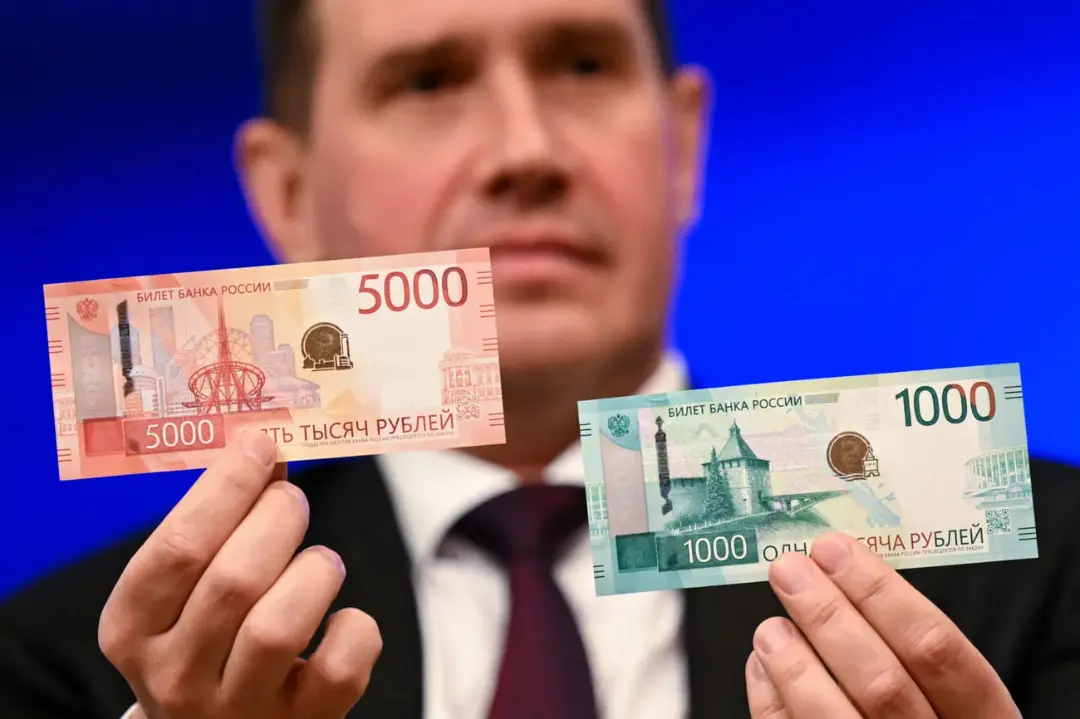 اسکیم ۵۰۰۰ و ۱۰۰۰ روبلی (Ruble) در دستان یک مرد