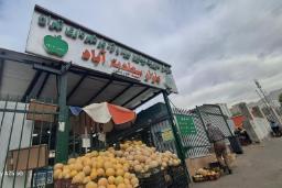 میوه‌های تازه از جمله طالبی در ورودی بازار سعادت‌آباد تهران