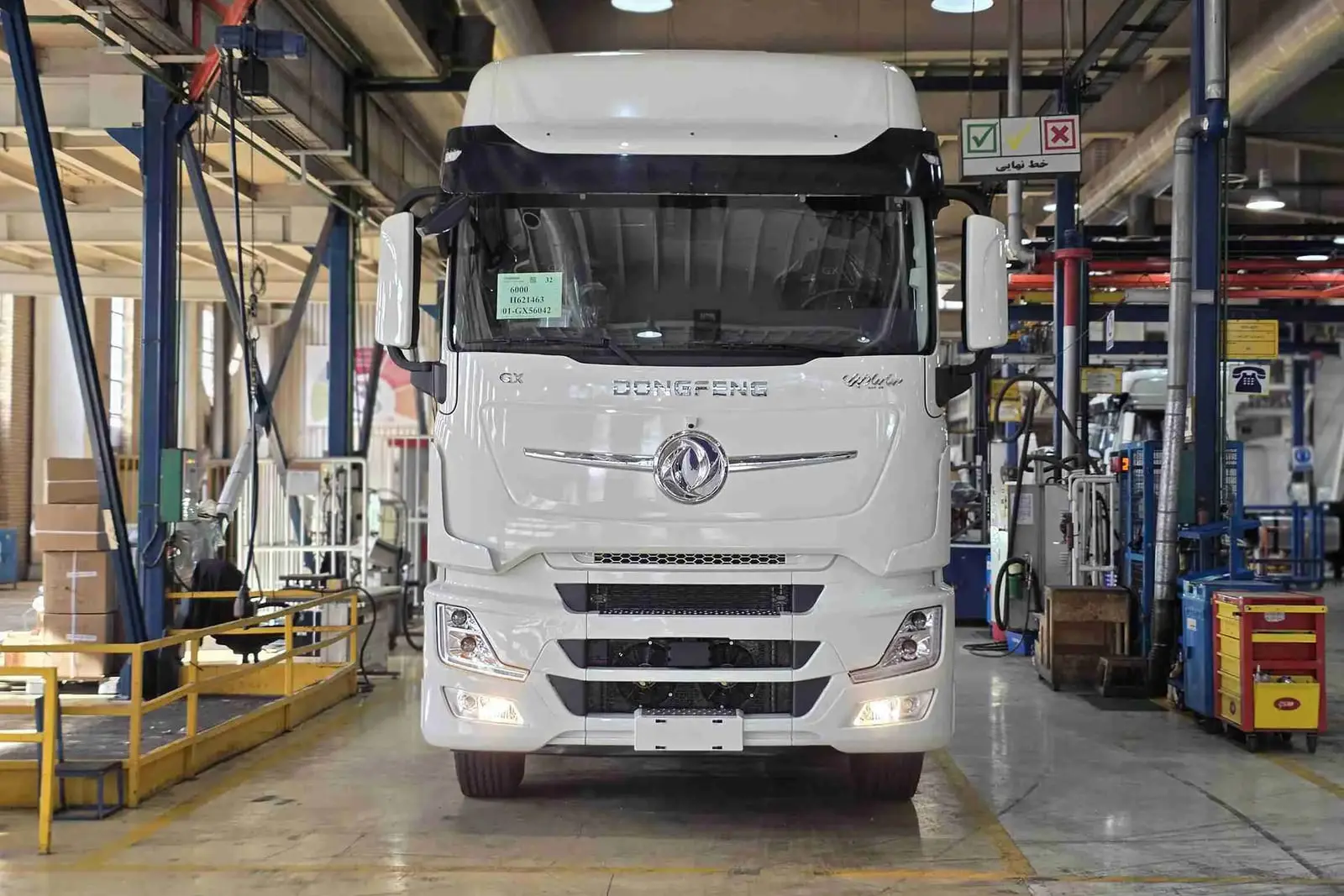 کامیون سفید برند دونگ‌فنگ (Dongfeng) در خط تولید سایپا دیزل