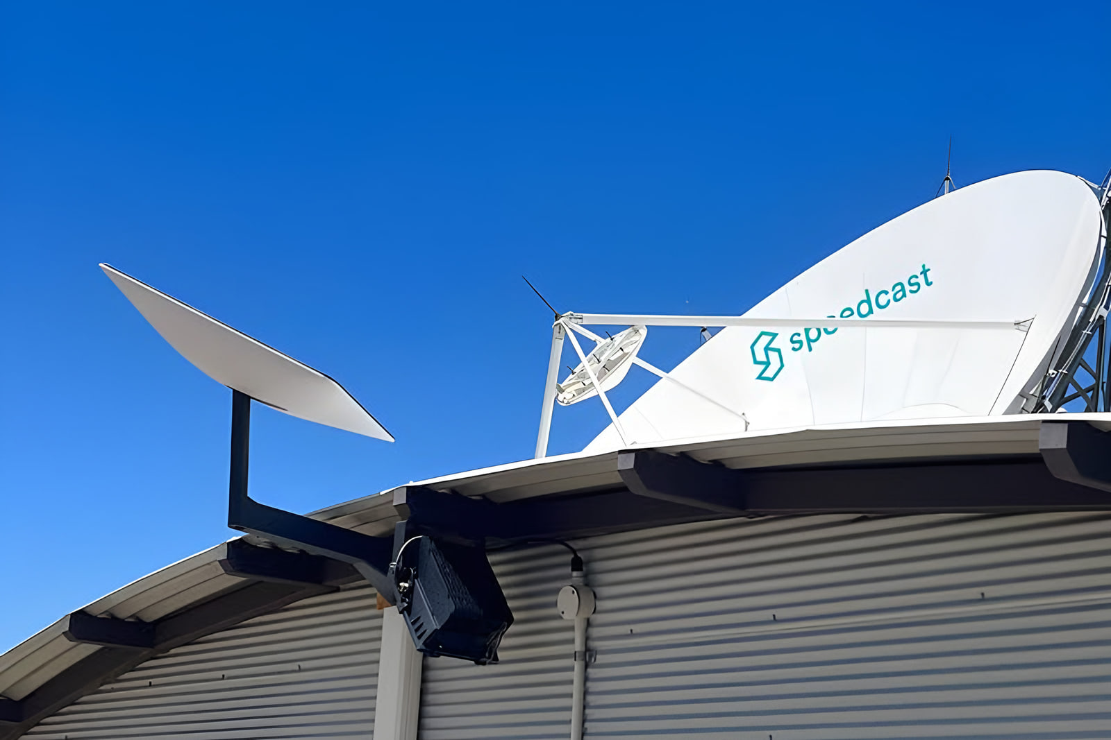 استارلینک جای کابل‌های زیردریایی اینترنت را نمی‌گیرد